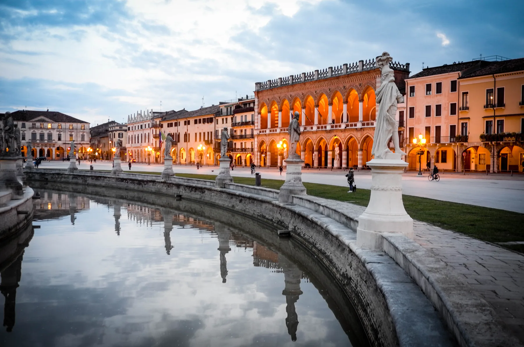 Черно-бяла фотография на Prato della Valle в Падуа